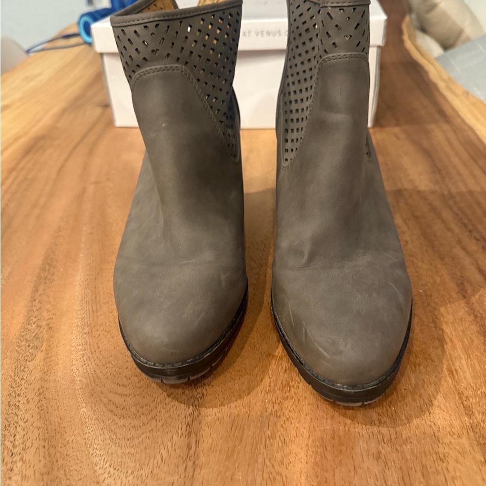 Natural Soul Gray Ankle Boots with Elastic Panels